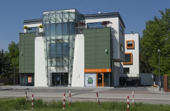 Budynek firmy Mazowiecki Bank Spółdzielczy w Łomiankach ul. Szpitalna 8